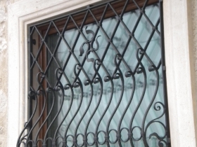 Protezione-in-ferro-battuto-decorato